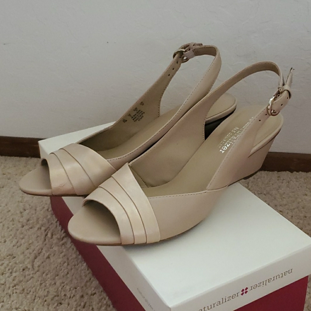 NWT Taupe & Gold Wedge Heels Henny Style